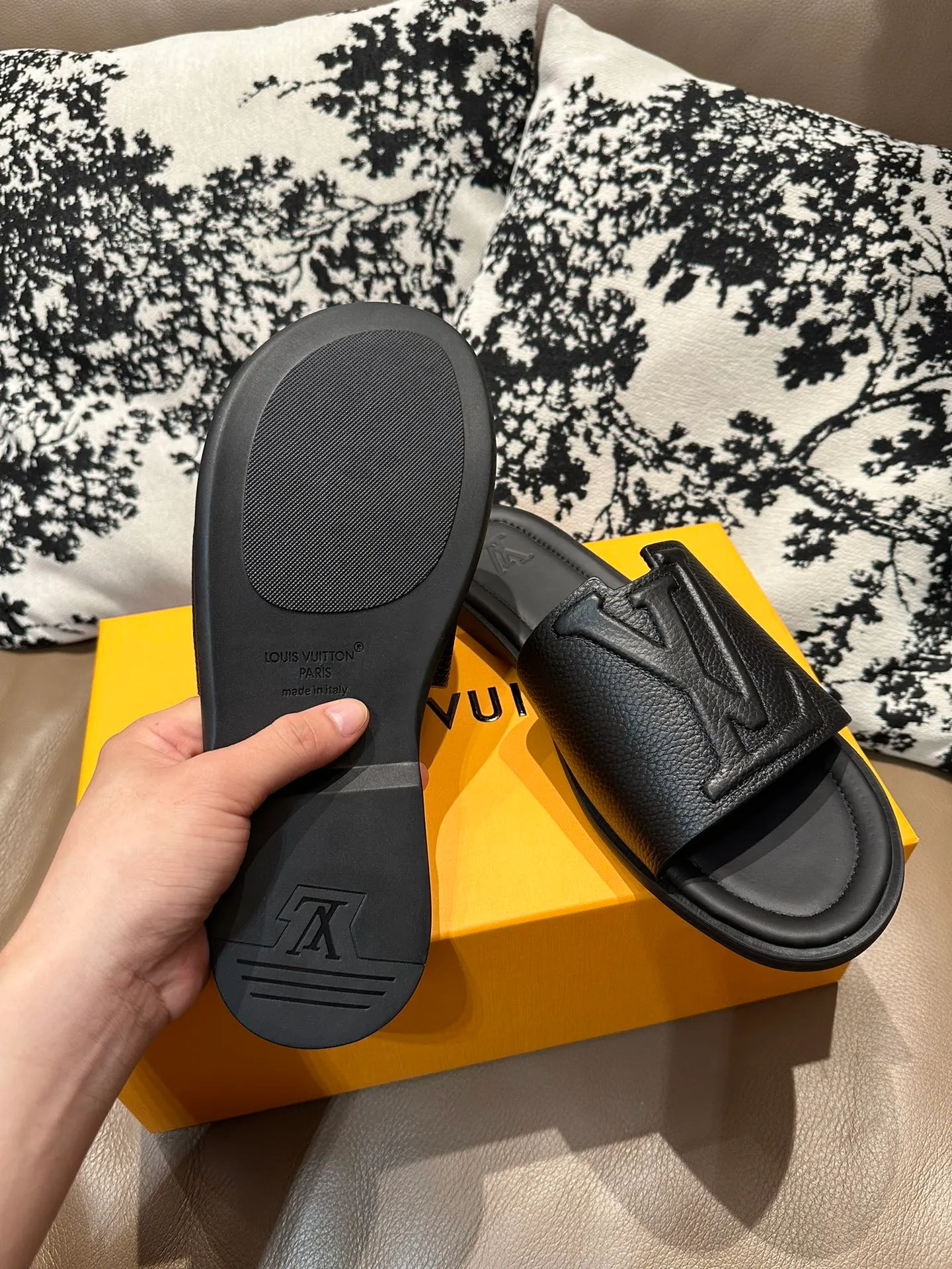 Men's shoes💰360💰 New LV slippers hot sale🩴 Full cowhide surface, cowhide lining, cowhide feet, size 36-46